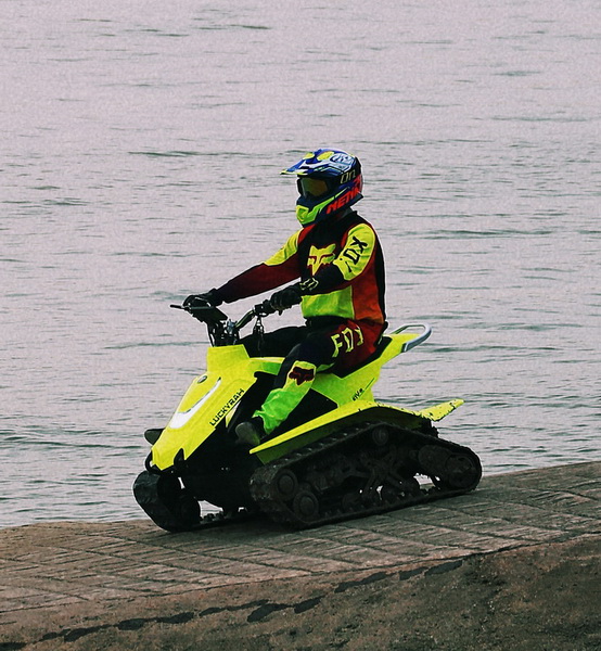 ATV de doble seguimiento con tanque Etv de energía verde de 72 V para aventuras en solitario