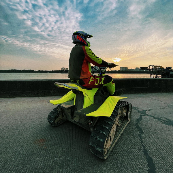 ATV eléctrico de 72 V de alto torque con orugas dobles y motores duales para condiciones extremas
